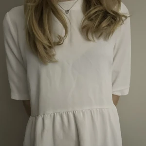 Jättefin vit blus - Så fin vit blus med guldig dragkedja i ryggen. Superbra skick. Den är stl m men funkar för mindre och större. Hör av dig om frågor och funderingar!