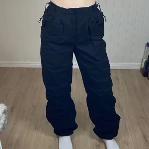 Parachutepants - Svarta parachute byxor från bershka i storlek 34. Använda men fortfarande i bra skick. 🎀
