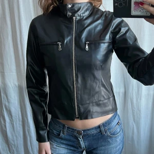 Svart skinnjacka - Svart vintage skinnjacka i skinnimitation. Inga defekter 💕