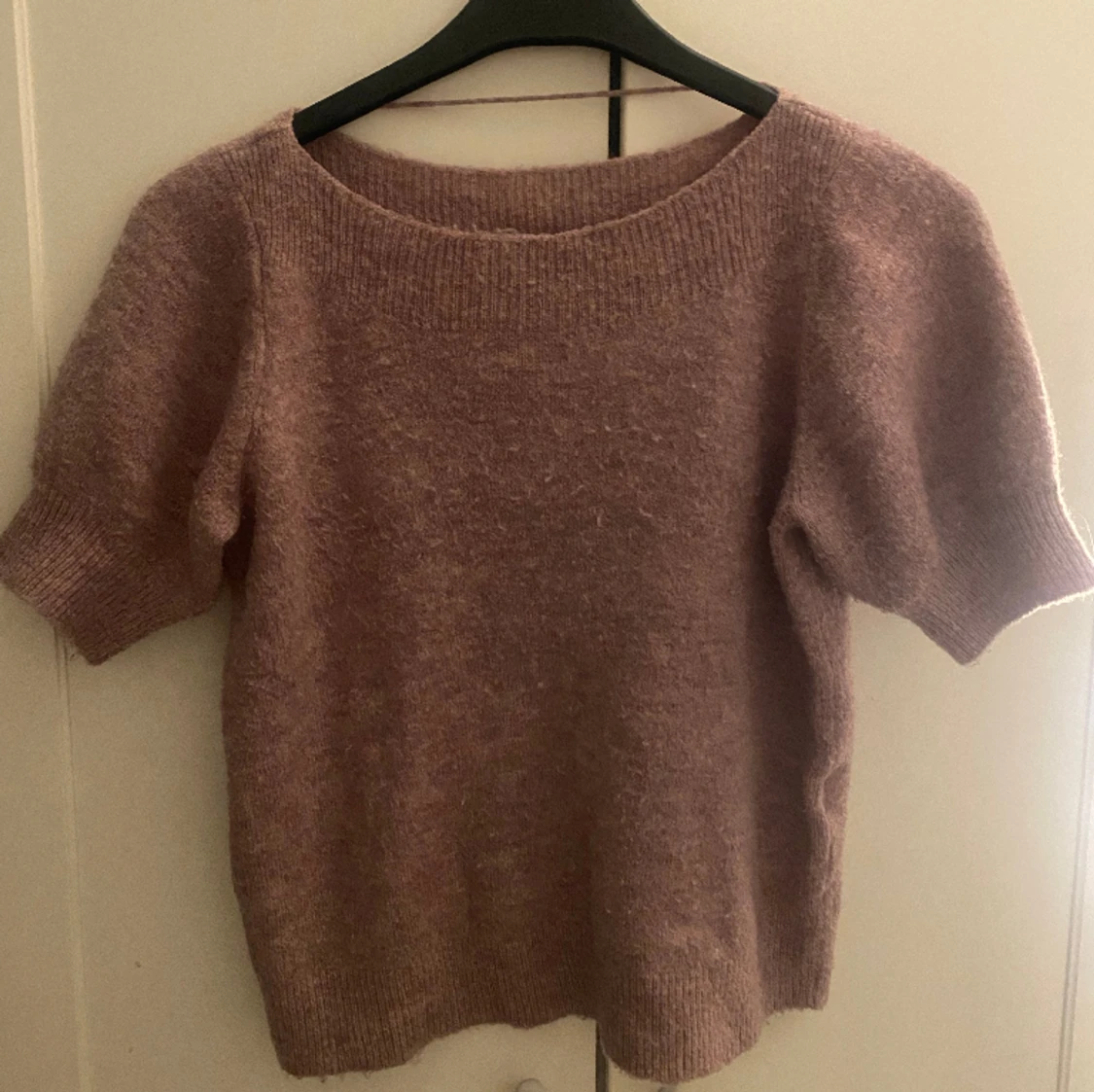 stickad kortärmad tröja 