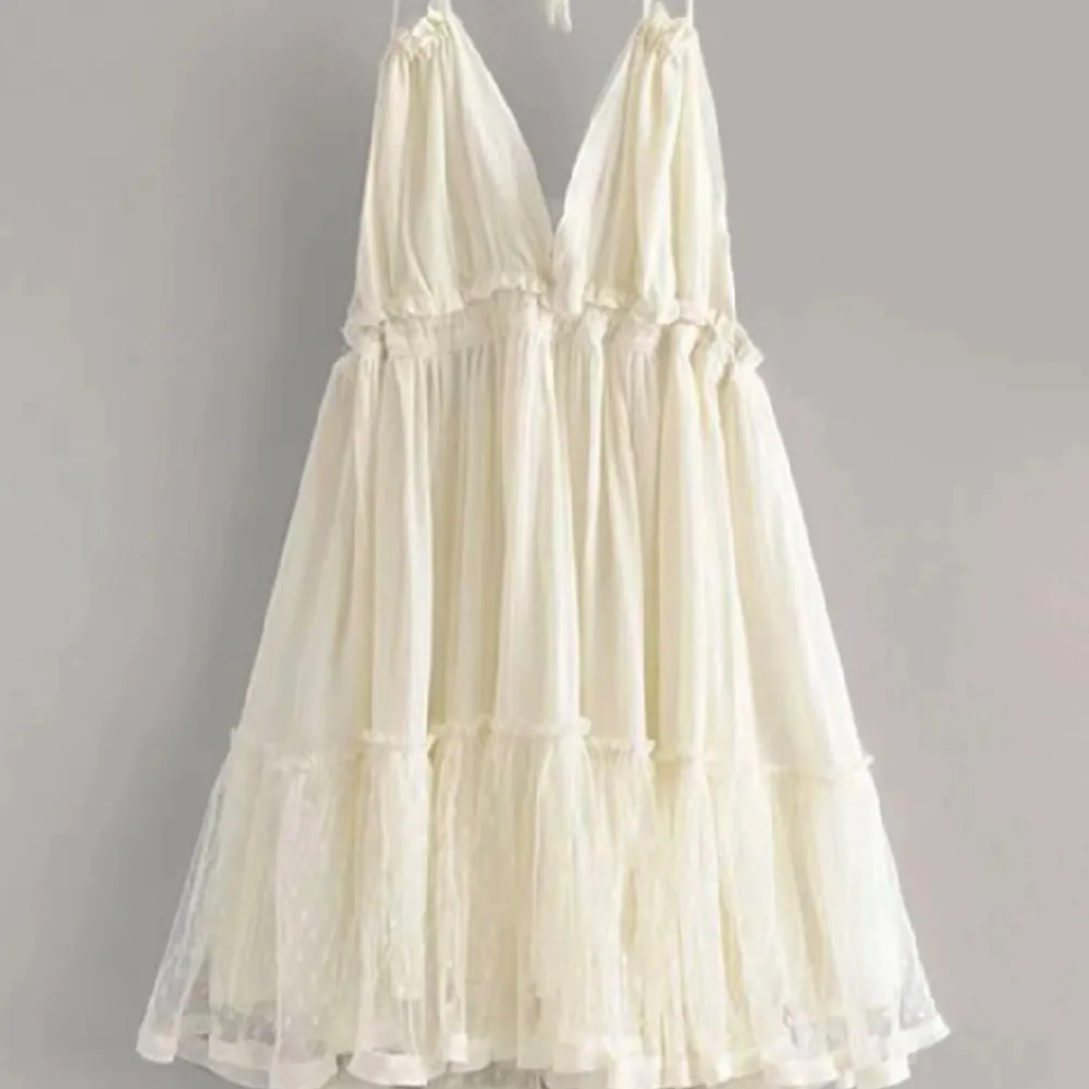 Säljer nu min vita klänning som är perfekt till studenten eller sommaren! Använd endast 2-3 gånger💗. Klänningar.