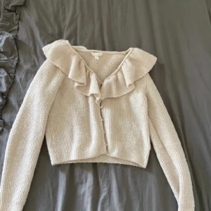 Volang kofta - Fin beige/creme färgad kofta led volanger från H&M