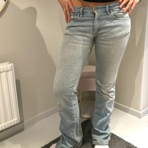 Lågmidjade jeans  - Svin snygga lågmidjade utsvängda jeans ifrån disel👖 Det finns hål i skrevet men är igensydda av professionell sömerska, hålen syns ej när jeansen sitter på. Hör av er för bilder på hålet! Nypris 800kr, sänker pris till 449kr💙 58kr frakt❗️❗️ modell: 165