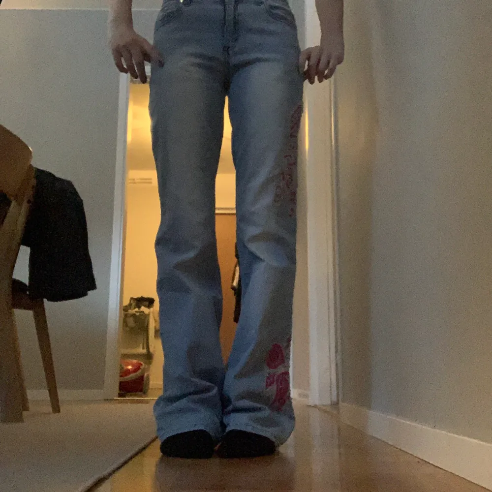 Snygga jeans i mid rise, o med paljet detaljer på sidan. Sjukt snygga men tyvärr för långa 😿😿. Jeans & Byxor.