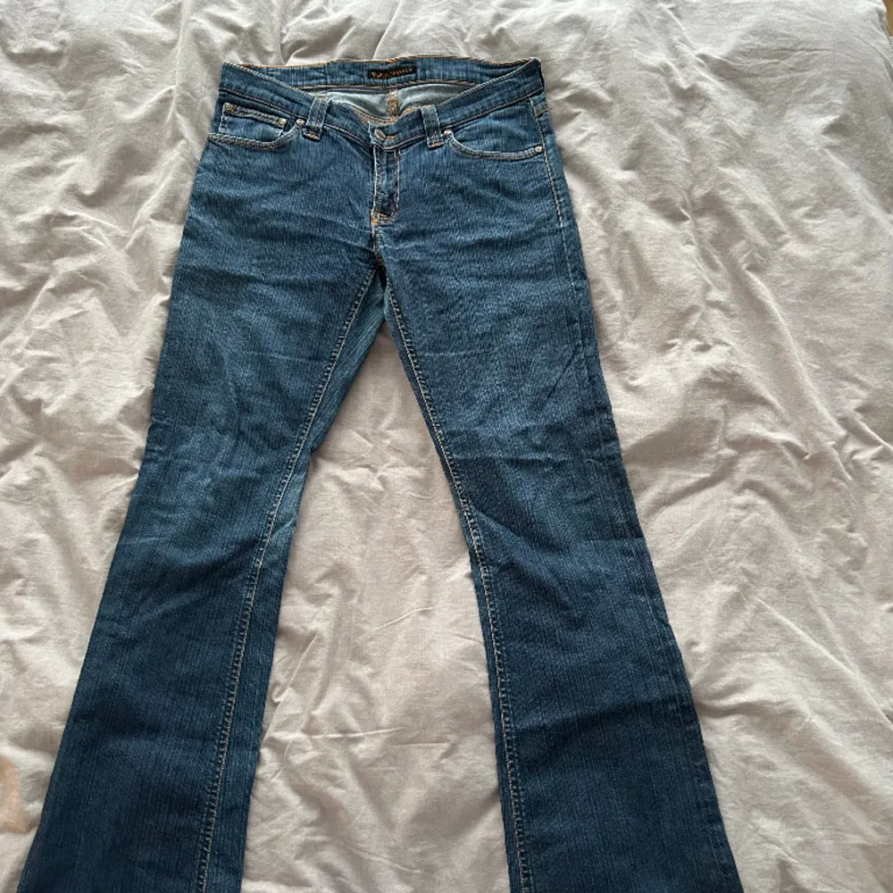 Säljer dessa supersnygga blåa bootcut jeans från nudie. De är endast använda ett få tal gånger och upplevs nya, säljer dem då jag har ett par nästan likadana. Jag är 174 cm lång. . Jeans & Byxor.