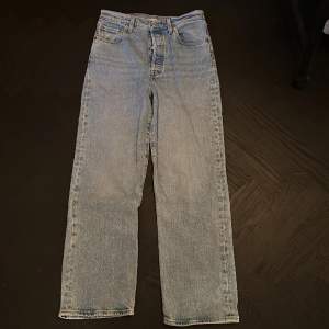 Levis jeans, pris kan diskuteras 