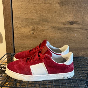 Valentino Flycrew - Valentino Flycrew  Storlek 42,5 (fits43/43,5) Bra skick (alla nitar kvar) Inget og endast dustbags. Hör av er vid frågor Mvh