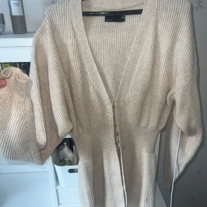 Kofta med korsett  - En beige kofta från Asos med korsett liknande midja i storlek 38. Aldrig fått användning för den tyvärr. 