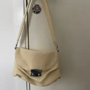 En handväska som kan användas till att ha sina nödvändigaste saker i, jätte fin till sommaren💕skriv om ni undrar något!