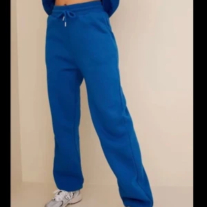 Mjukisbyxor  - Blåa mjukisbyxor från Nelly i stolek xs. Dem är lite overzised i modellen så skulle säga att dem sitter mer som en s/m.💞