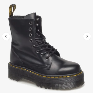 Dr Martens - Säljer mina Dr Martens i modellen jadon! Storlek 38 men passar mig som har 37. Små slitningar som knappt syns, annars som nya!