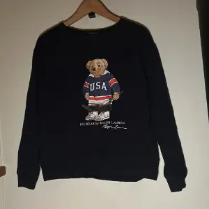 Ralph Lauren tröja!💙 Marinblå  Storlek : 14-16 år  Nypris : 1200 kr  Säljer : 400 kr 