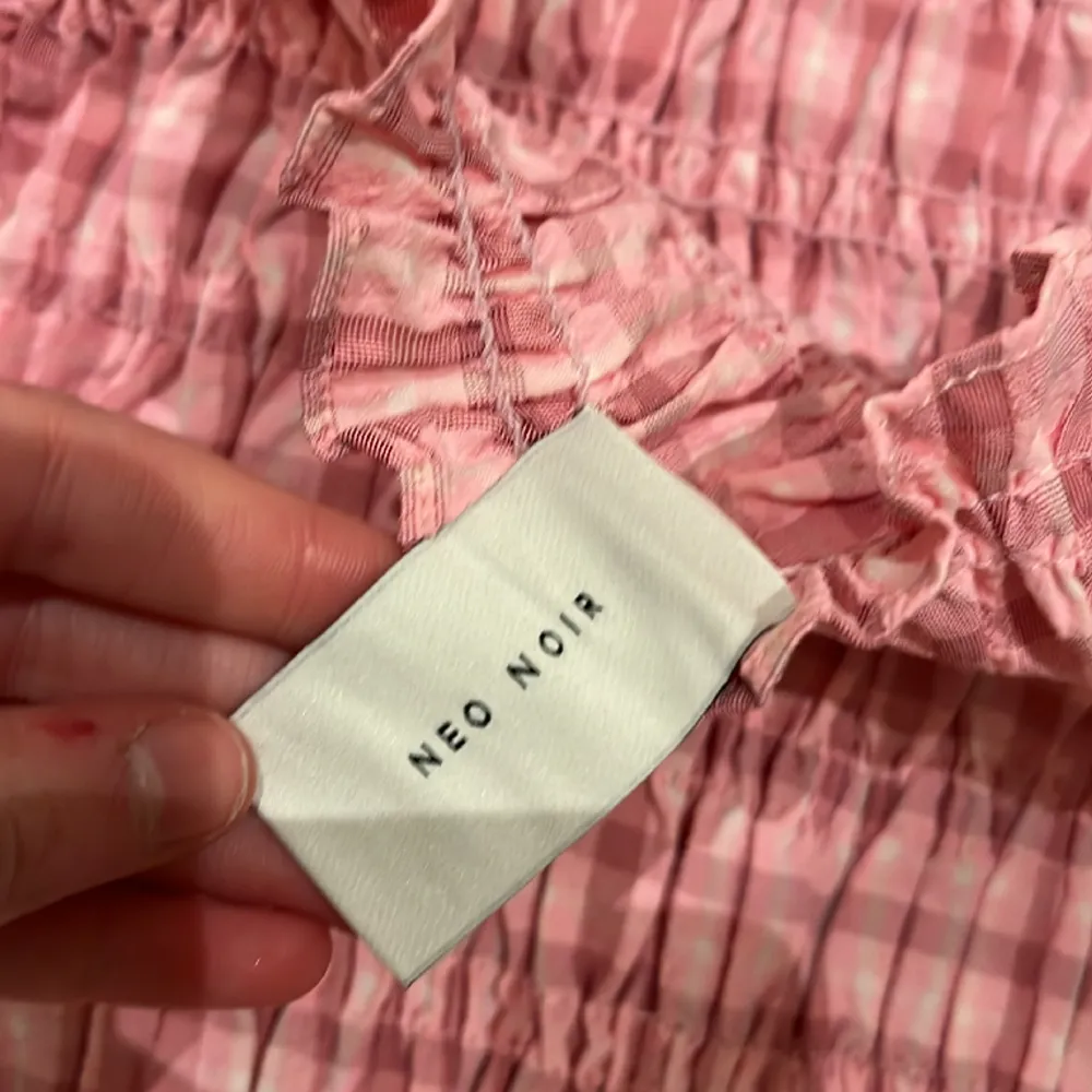 Säljer denna jätte fina rosa tröja som är i nyskick, aldrig använd, köparen står för frakten😊. Blusar.