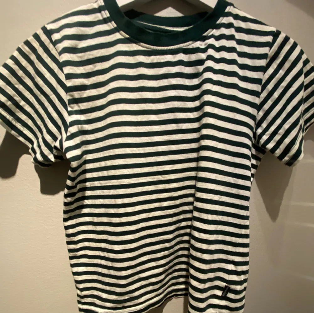 Säljer denna fina grön och vit randiga tröjan pågrund av att den inte kommer till användning💕  Den har inga defekter och är i jättebra skick💕 Nypris 400 kr. T-shirts.