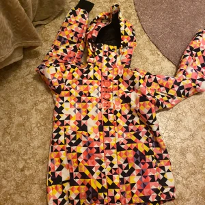 Färgglad jacka - Säljer den på grund av att den är för liten för mig den är i fint skick och inga skador 