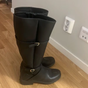 fina boots - supersköna boots, lite smutsiga på bilden, ber om ursäkt men tvättar alltid innan jag fraktar<3 