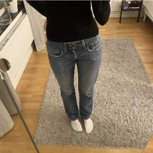 Blåa Levis jeans som jag köpte här på plick, säljer pågrund av att de inte passade mig😔 De är deremot bra i längden på mig som är 173 cm lång, storlek W31 L32💙 pris kan diskuteras 