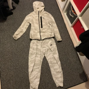 Nike tech  - Nike tech Camoflage tracksuit  Äkta. Tagit hand om bra men fickan på byxan går ej att stänga.  Str / M  350kr  Möts upp i Växjö!  