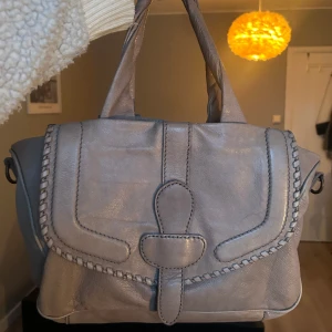 Liebeskind Berlin väska  - Säljer en super fin beige väska från märket Liebeskind Berlin😍 den är väldigt rymlig med massa fack så en perfekt skol/jobb väska🤝🏽 (skriv för fler bilder)☺️