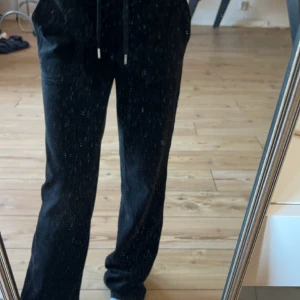 Juicy couture byxor - Säljer mina juicy byxor pga att de inte används längre. Byxorna köptes på pondus. De har blivit ett hål på baksidan av högra benet men de har syts ihop och syns knappt när man har på sig byxorna. Kontakta för fler och bättre bilder. 