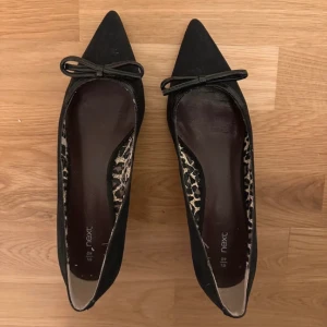 Kitten heels - Låga klackar med rosett. Så fina men tyvärr lite små för mig.