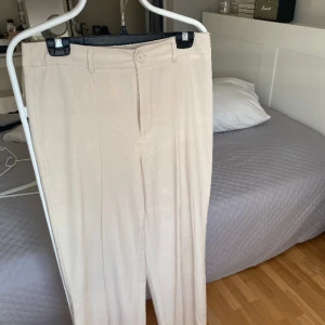 Beiga kostymbyxor  - Jätte fina biege kostymbyxor. Materialet är lite mot linne och bomulls hållet.  I stolek 40 men skulle säga att de passar 38 med. Endast använda en gång! Ny pris tror jag var runt 300-350 jag säljer för 50kr