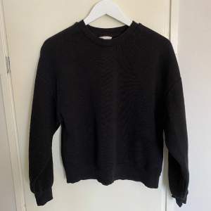 En svart sweatshirt från Gina Tricot. Storlek S, liite blekare i färgen än när jag köpte den men annars fint skick💞