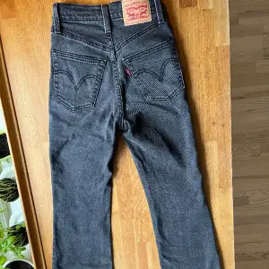 Levi’s Ribcage bootcut jeans. Jeansen är gott skick. Säljer då min dotter har växt ur de.  Har två identiska par som vi vill sälja. Vi säljer jeansen för 450kr per styck, och nypriset är 1249kr per styck.