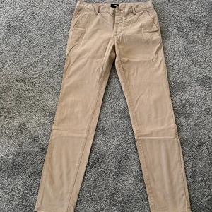 Beige chinos - Beige chinos i mycket gott skick.
