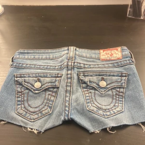 True religion shorts  - Ett par skit snygga shorts som tyvärr är för små för mig 39cm i midjan 👏❤️