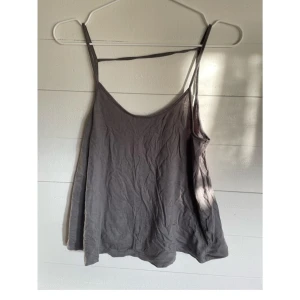 Linne - Linne med djup rygg från Zara, storlek S (men skulle säga S-M). Skrynklig på bilden tyvärr, men i övrigt fint skick!