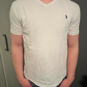 Polo Ralph Lauren t-shirt - Tjena! Säljer nu denna Polo Ralph Lauren tröjan då den inte kommer till användning. Bra skick. Storlek M 