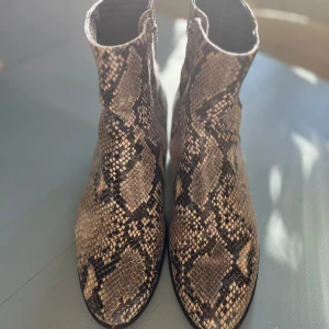Ormskinnsboots  - Världens skönaste klackskor. Från Ecco. Storlek 38 och mycket bra skick. 