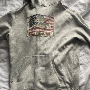 Ralph lauren hoodie - En tunnare hoodie från Ralph Lauren. Gammal och har inte använts något senaste året. Bra skick utan fläckar och flaws. Storleken är Medium och skulle säga att den true to size. 