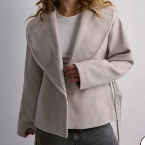 Kappa - Så fin kappa som inte kommer till användning då jag har en liknande, super gott skick. Sparsamt använd🫶🏼