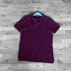 Polo Ralph Lauren piké  - Super fet Polo Ralph Lauren piké i vin röd färg. L men slim fit så mer M/L. I iprincip oanvänt skick 9/10🔥 Vid frågor eller funderingar tveka inte på att höra av dig!🔥