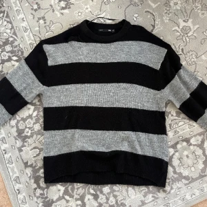 Stickad tröja - Säljer min randiga stickade tröja från lager 157 som inte längre kommer till användning. Nästan helt oanvänd. Köparen står för frakten.