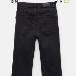 Flare jeans  - Jättefina, använd ca 3 gånger för jag har typ 3likadana på denna färgen. storlek 38 passar för dig som är 160 cm till 167 bara att de kommer vara lite långa på 160. Köpte de för 379kr från PULL&BEAR o säljer för 279