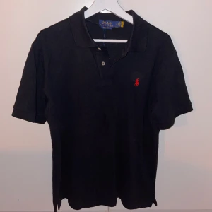 Ralph Lauren Pike - Strl L Skick 10/10 Passar mig inte som tänkt då jag är strl M, ca 180cm & 73kg så den sitter väldigt lös runt ärmarna på mig!
