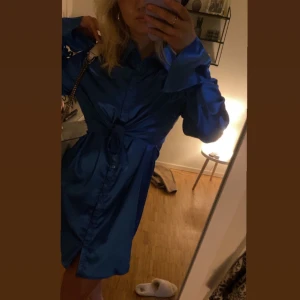 Klänning - En blå silkesklänning i fint skick.