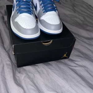 jordan 1 mid blue true - Säljer nu mina Jordan 1 skor för jag har bytt still ny pris är 2300kr köpte på soleplus. Bra skick på dem använt dem 1 gång 