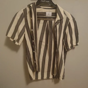 Skjorta Bläck - Sparsamt använd i 1,5 år Storlek: S 37/38