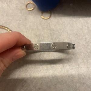 Tory burch - Jätte fint tory burch armband. Sparsamt använt. Ny pris 2600 mitt pris 1400kr.