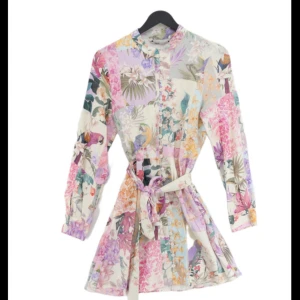 Blommig klänning från zara - Säljer världens finaste blommiga klänning med band i midjan från zara. Använd fåtalet gånger och är i superfint skick! Den är i storlek M! 🤩