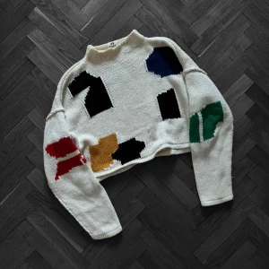 H&M Studios Stickad  - Extremt snygg stickad croppad tröja från H&M Studio  AW 2017   Tror den är S, men den är oversized Lenght 54 Arm 54 Shoulder 70 Armpit 70