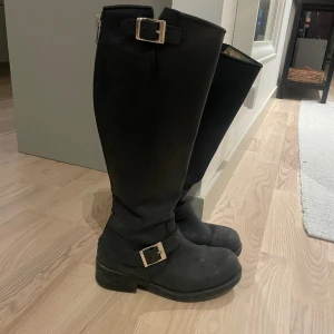 Snygga höga boots - Snygga höga boots från Jonny bulls, i storlek 39