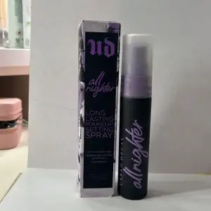 Urban Decay settingspray!❤️Jätteglowig och fin men jag har 2 så jag säljer ena🤗Aldrig använd endast testad på handen❤️