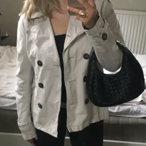Beige kappa - Så fin beige kappa ifrån H&M, lite skrynklig men går att fixa till! Kommer fler bilder med den på💕 Storlek 44 men sitter som en S/M