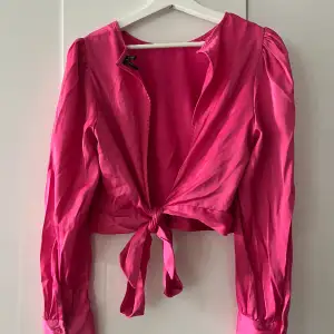 En jättefin rosa blus med öppen rygg och snörning 