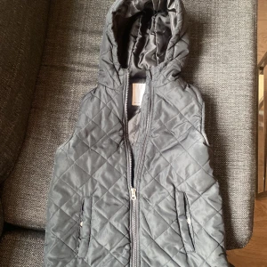 Väst - Fin väst från 157 dom e jätte fina fast sitter lite tajt på mina armar har använt 2 gånger❤️  